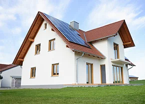 Dach mit Solaranlage