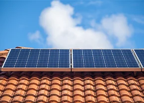 Dach mit Solaranlage