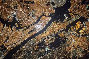 New York von oben im Dunkeln mit vielen Lichtern